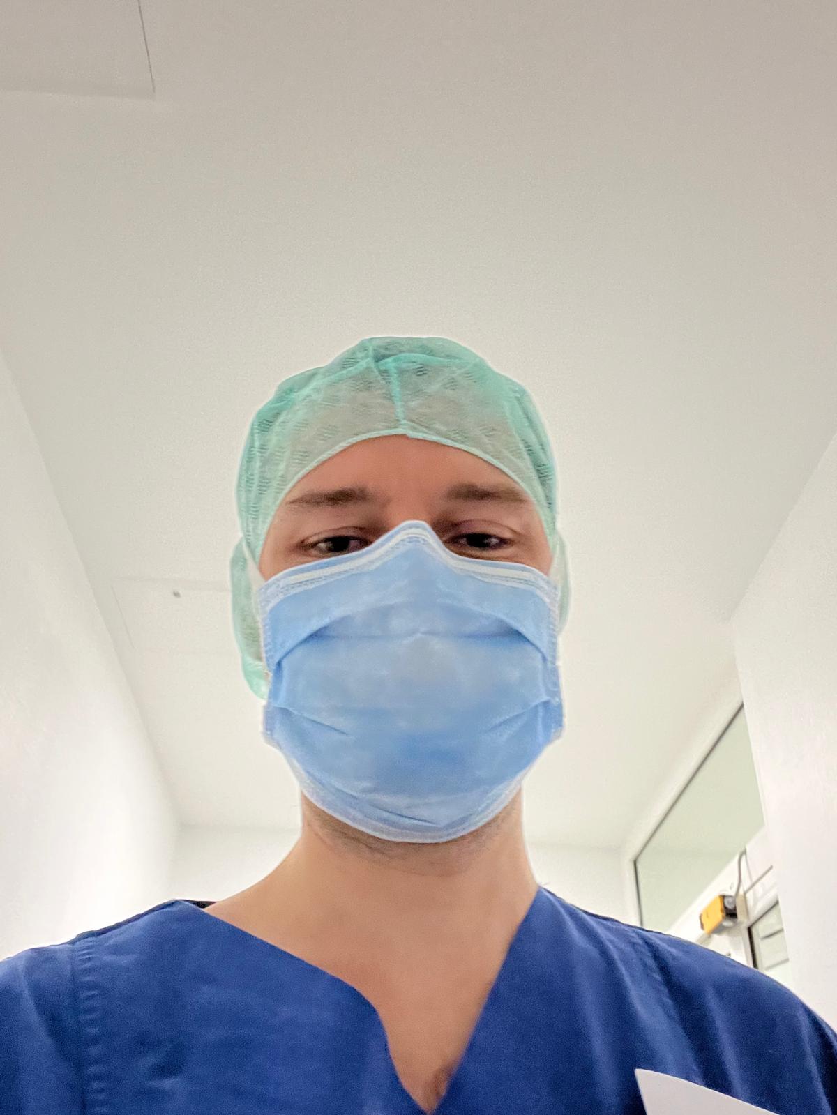 Ihor Kosak mit OP-Haube und medizinischer Maske